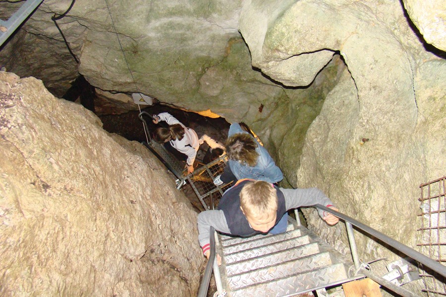 Snežna jama - steile Metalltreppe am Eingang der Höhle
